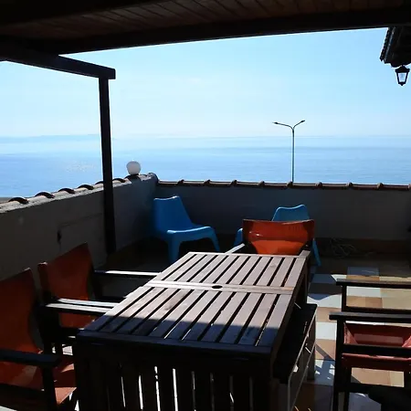 Big Dino's Galini Apartman *