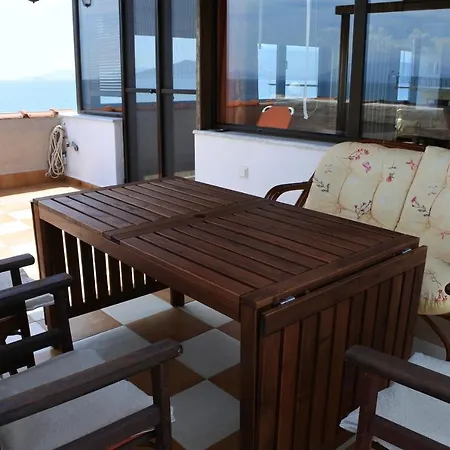 Big Dino's Galini Apartman *